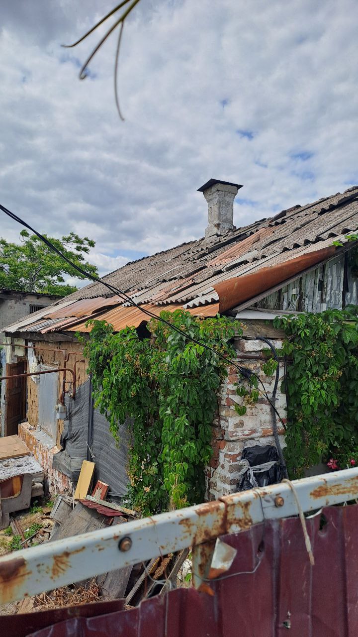 «Нас спасло то, что дома не было отопления»: волонтёры чинят крыши домов на Донбассе