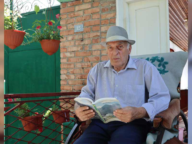 Памятник жертвам теракта в Беслане установил местный почетный житель