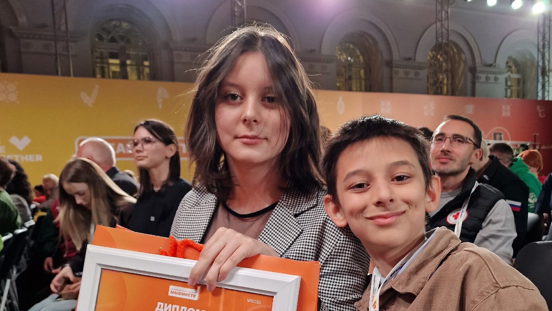 Искусство из мусора: семья Голубевых превращает макулатуру в истории и спасает деревья