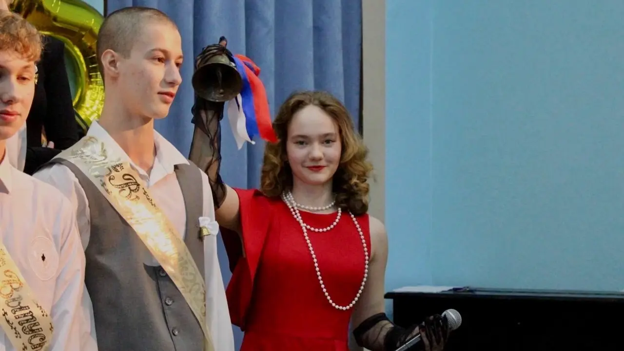 Школьница записала курс и обучает туристическим навыкам