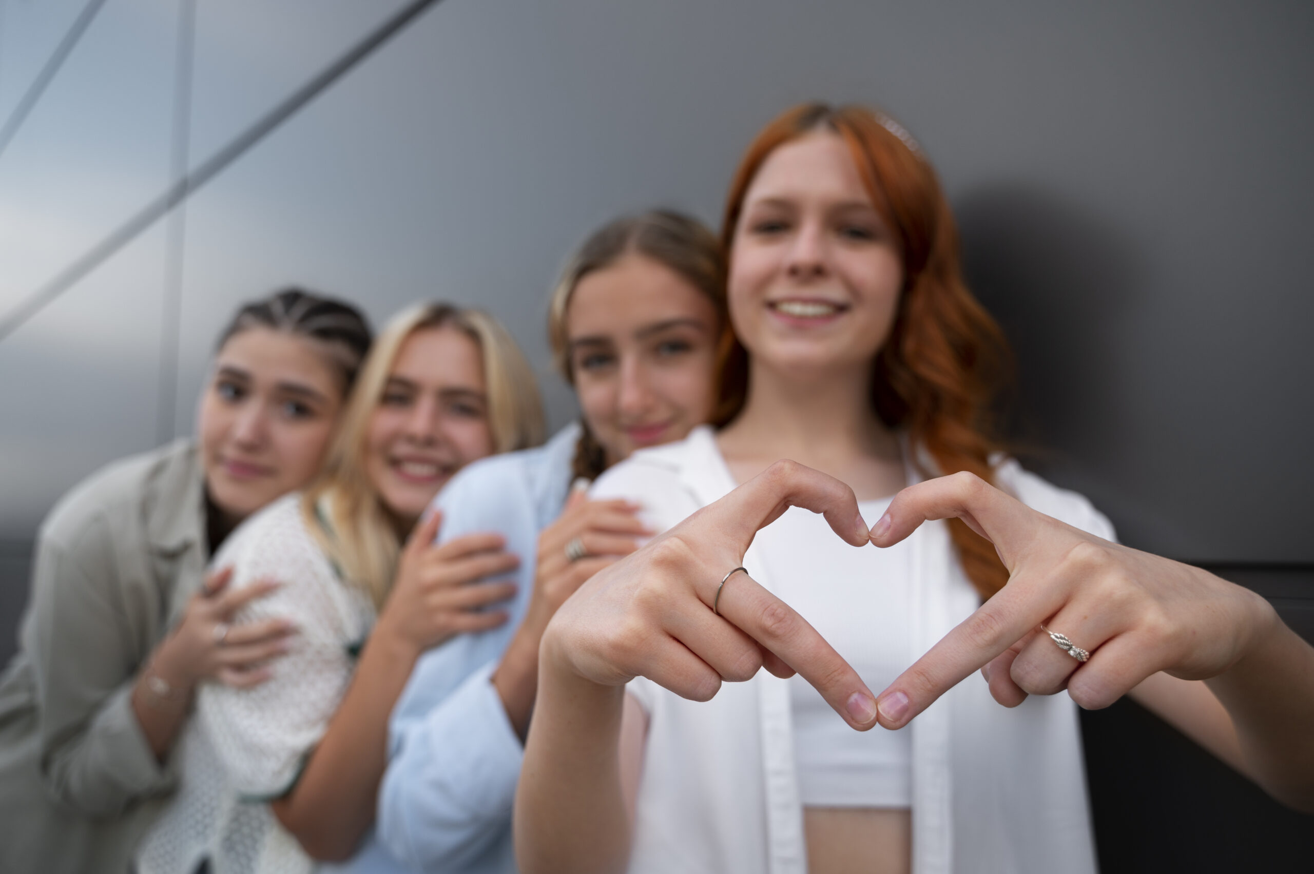 Нужно ли помогать другим