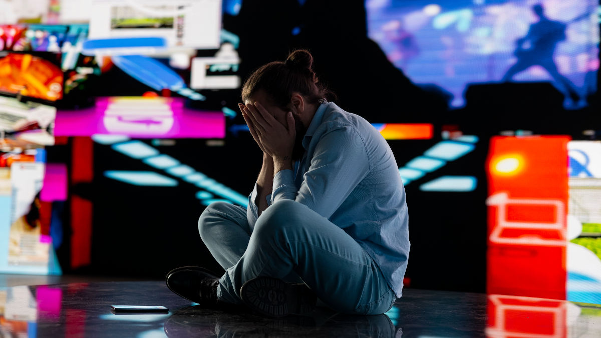 Люди всё чаще тонут в цифровом потоке. Фото: Freepik