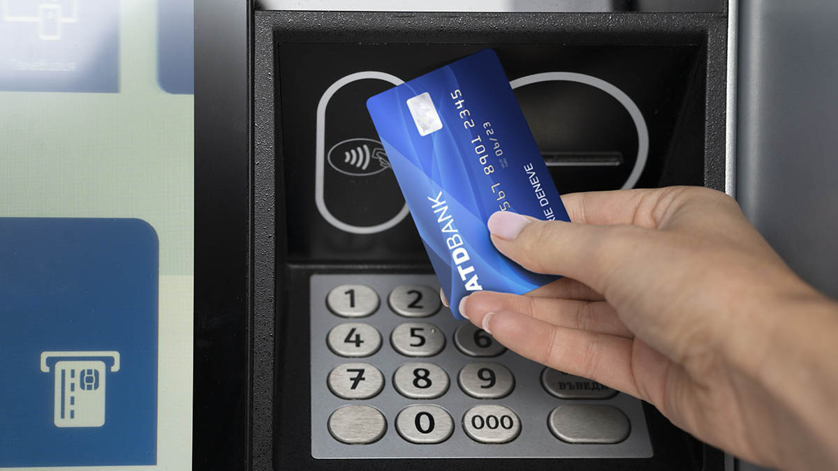 Никогда так не делайте! 9 признаков, по которым ЦБ решит, что у банкомата мошенник