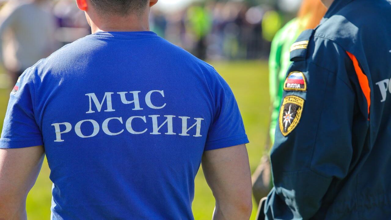 Сильный взрыв и столб дыма: волонтёры эвакуируют пострадавших в Ростове-на-Дону