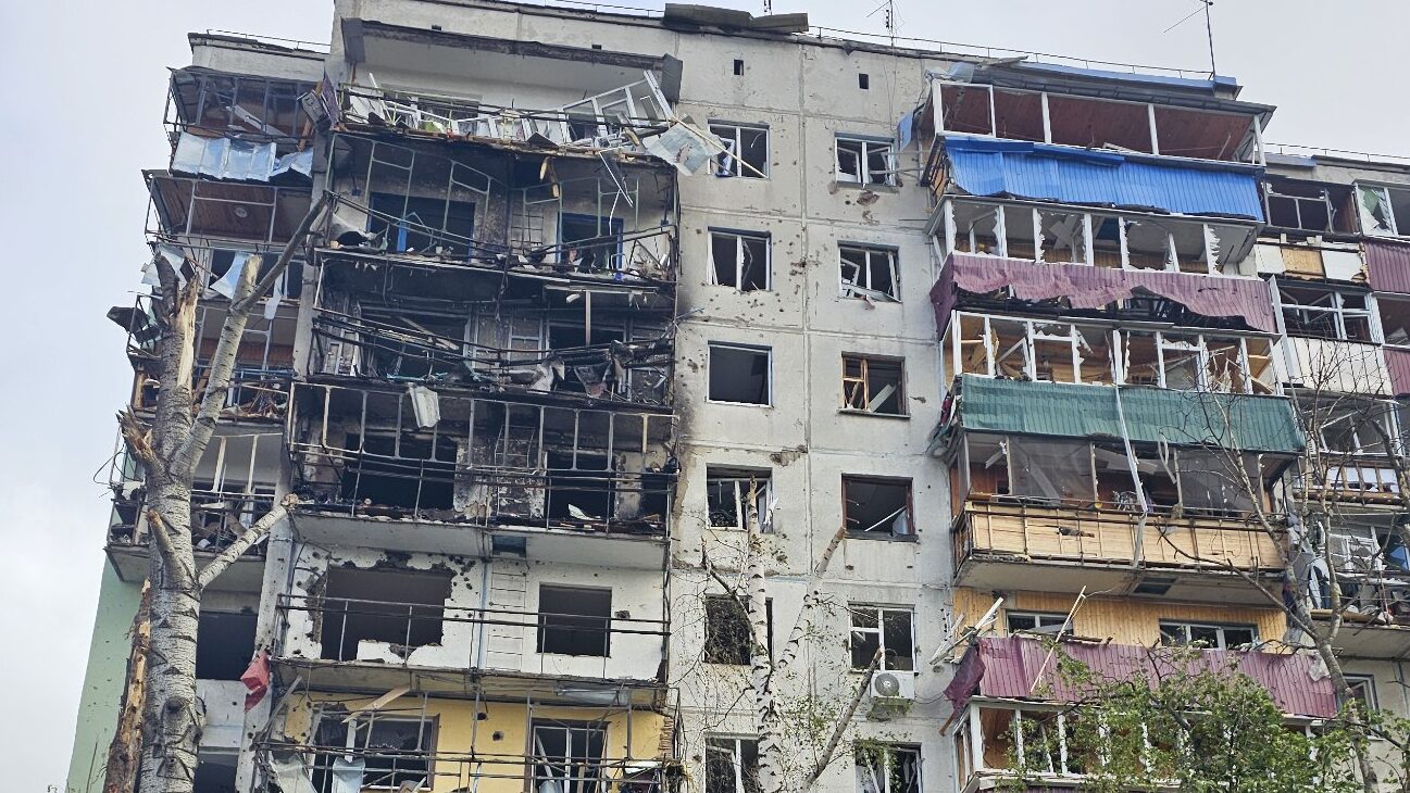 Стёкла выбиты в домах и школах: в Курске волонтёры разбирают завалы и помогают жителям