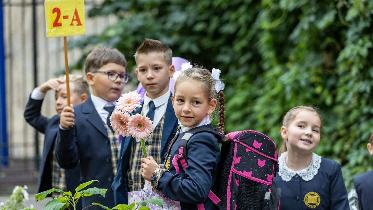 Пустят ли родителей на линейки 1 сентября? В некоторых регионах ввели новый формат – подробности