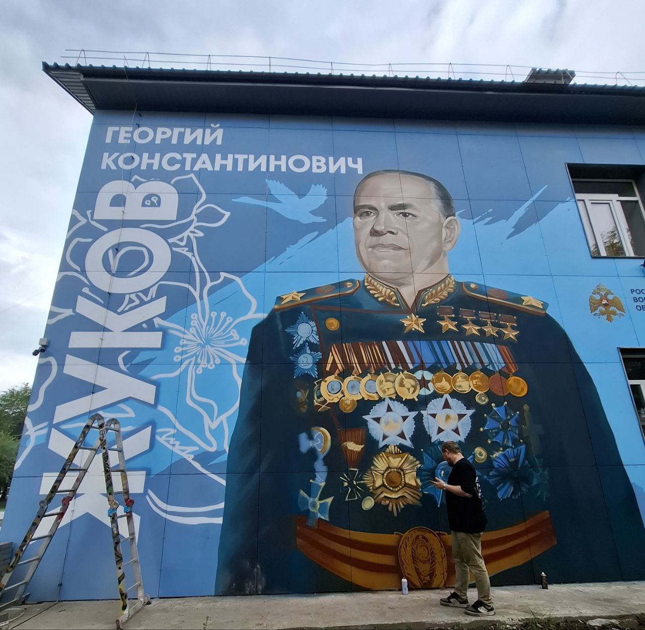 Маршал Жуков смотрит с фасада школы