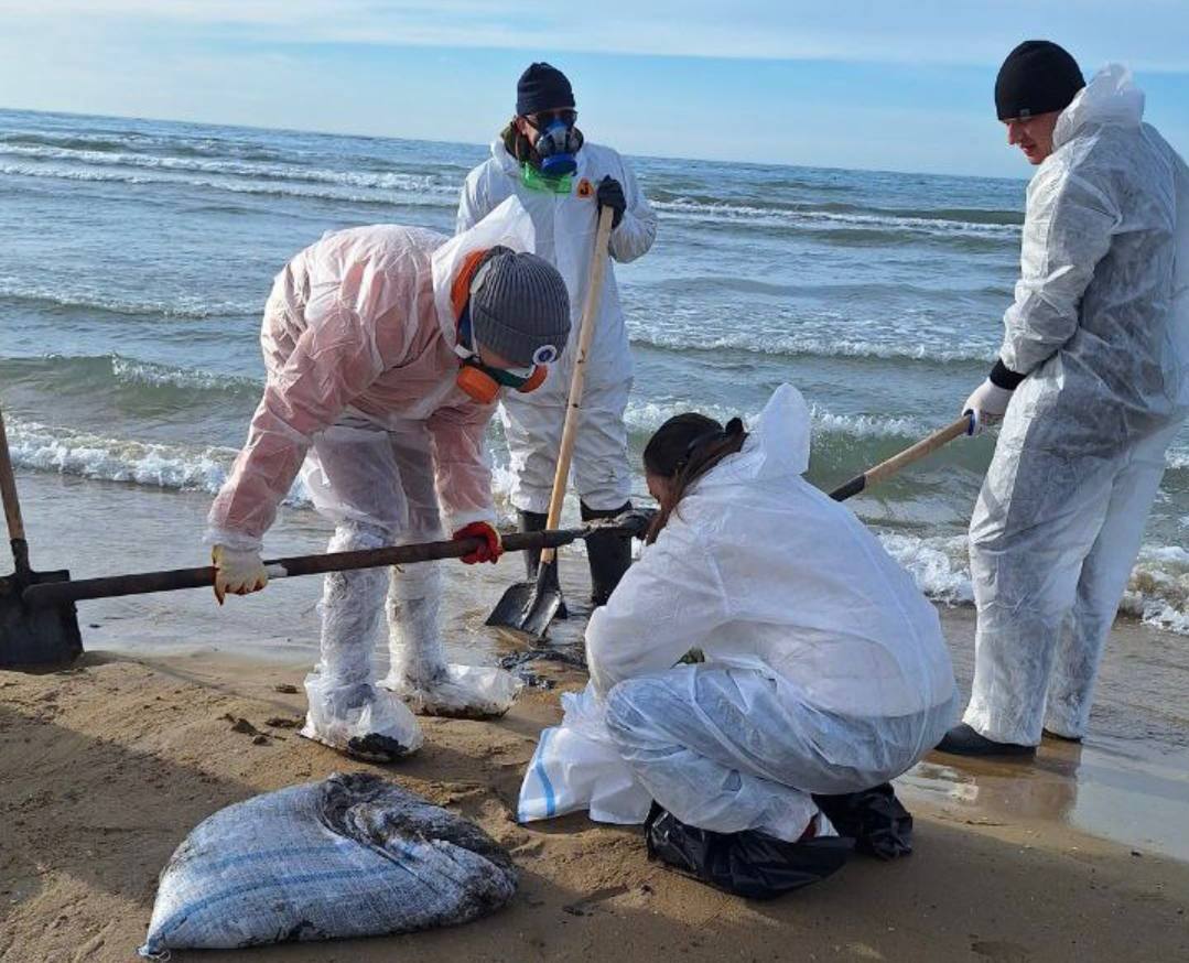 Ликвидация последствий разлива мазута в Керченском проливе — пример личного подвига и самоотдачи