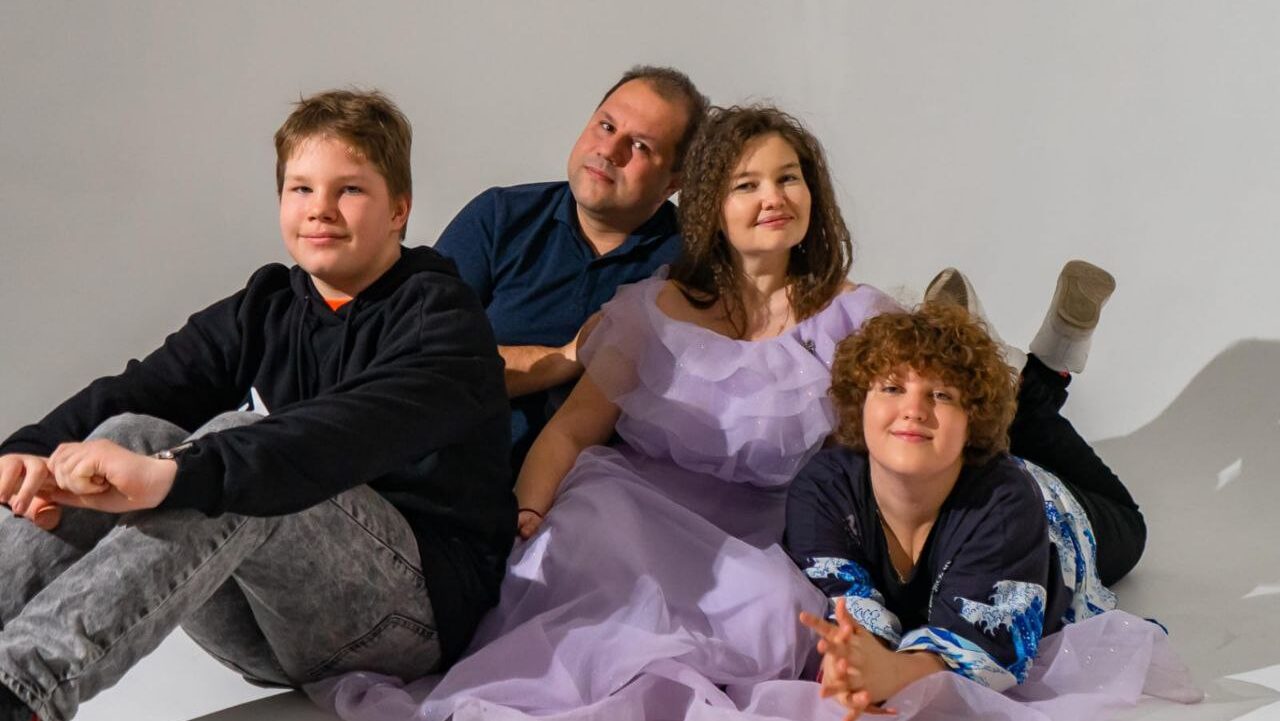 «Диван, тапочки, ноутбук и никакого экшена»: известные на всю Россию мультфильмы создаёт семья…