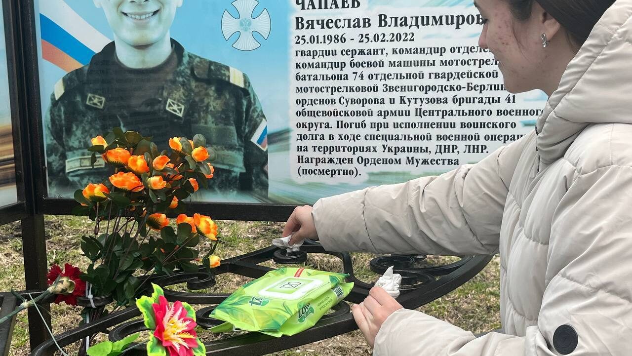 «Делаем мир ярче» – в Юрге волонтеры очистили памятные стенды героев!