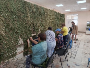 Плетение маскировочных сетей в селе.