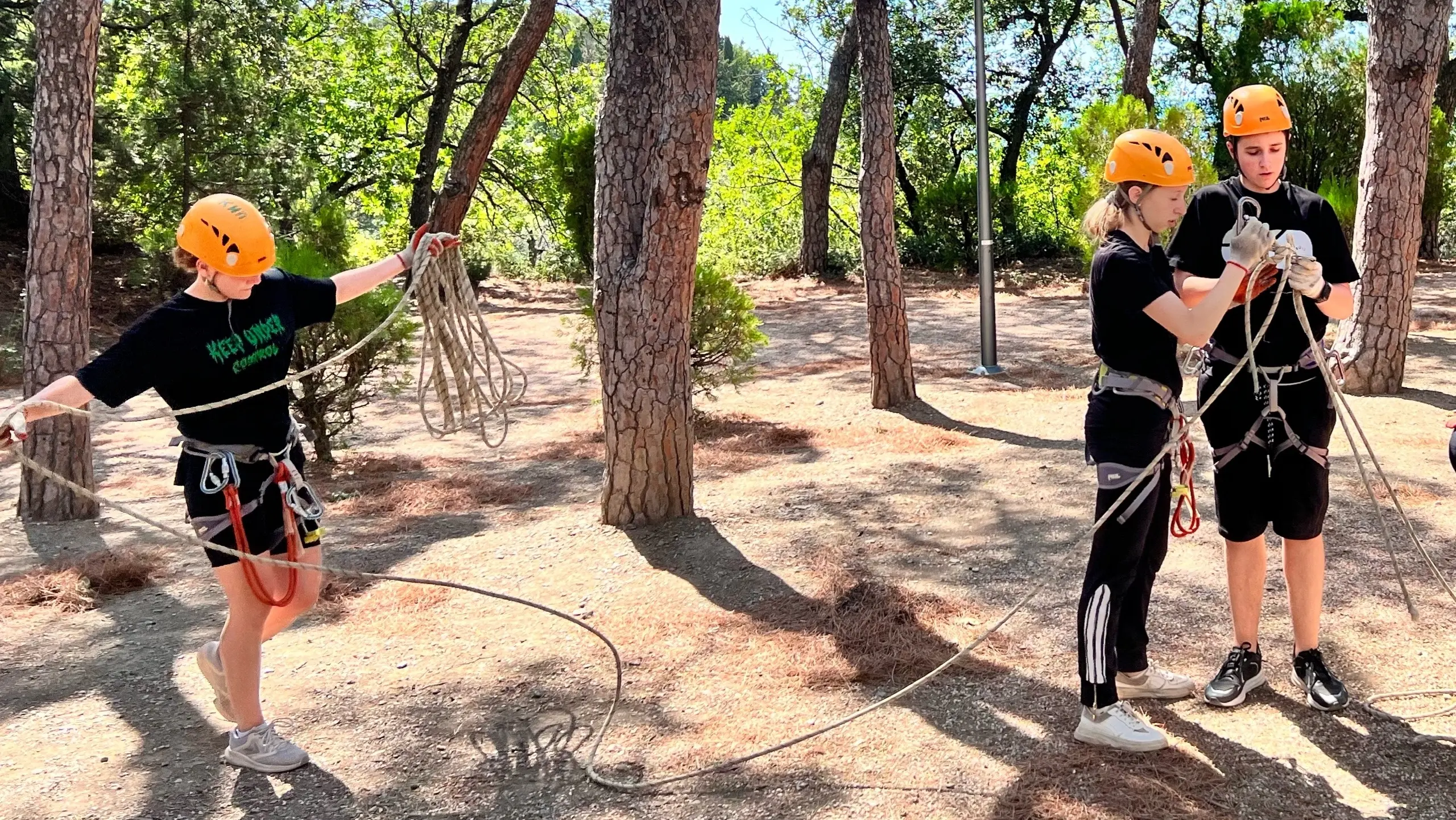 Школьница записала курс и обучает туристическим навыкам