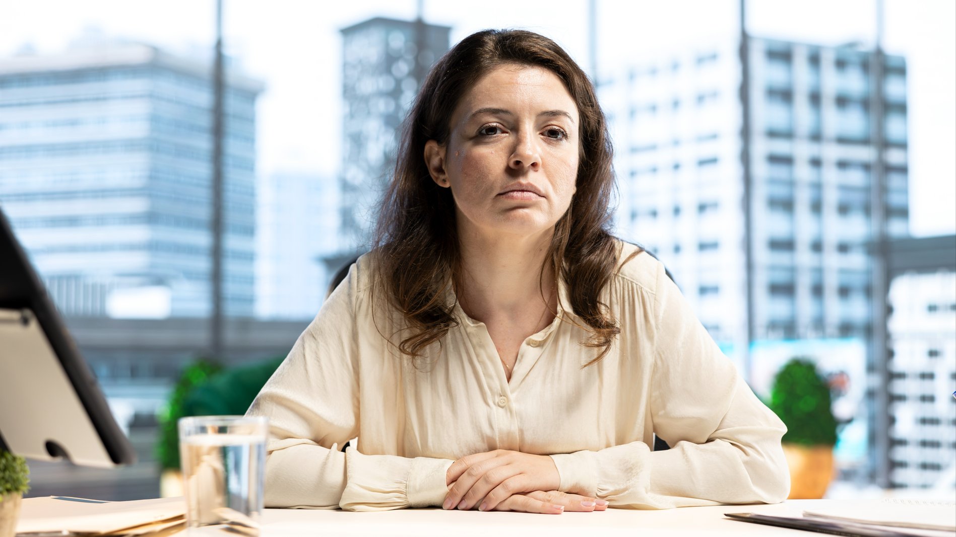 Задерживают и пишут по работе в выходные? Ваши права нарушили: что нужно знать и как защититься