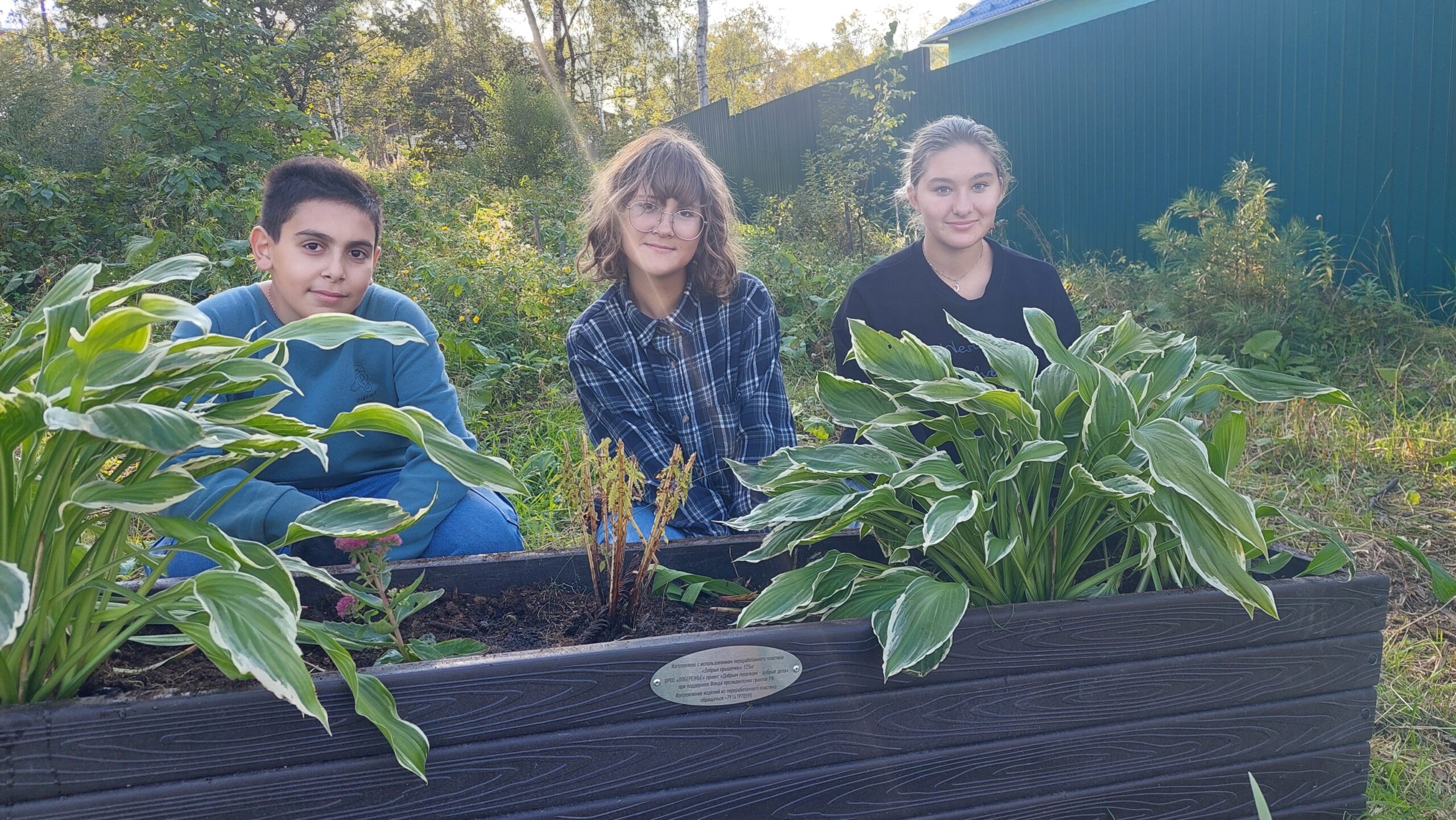 волонтеры в Ванино садят цветы