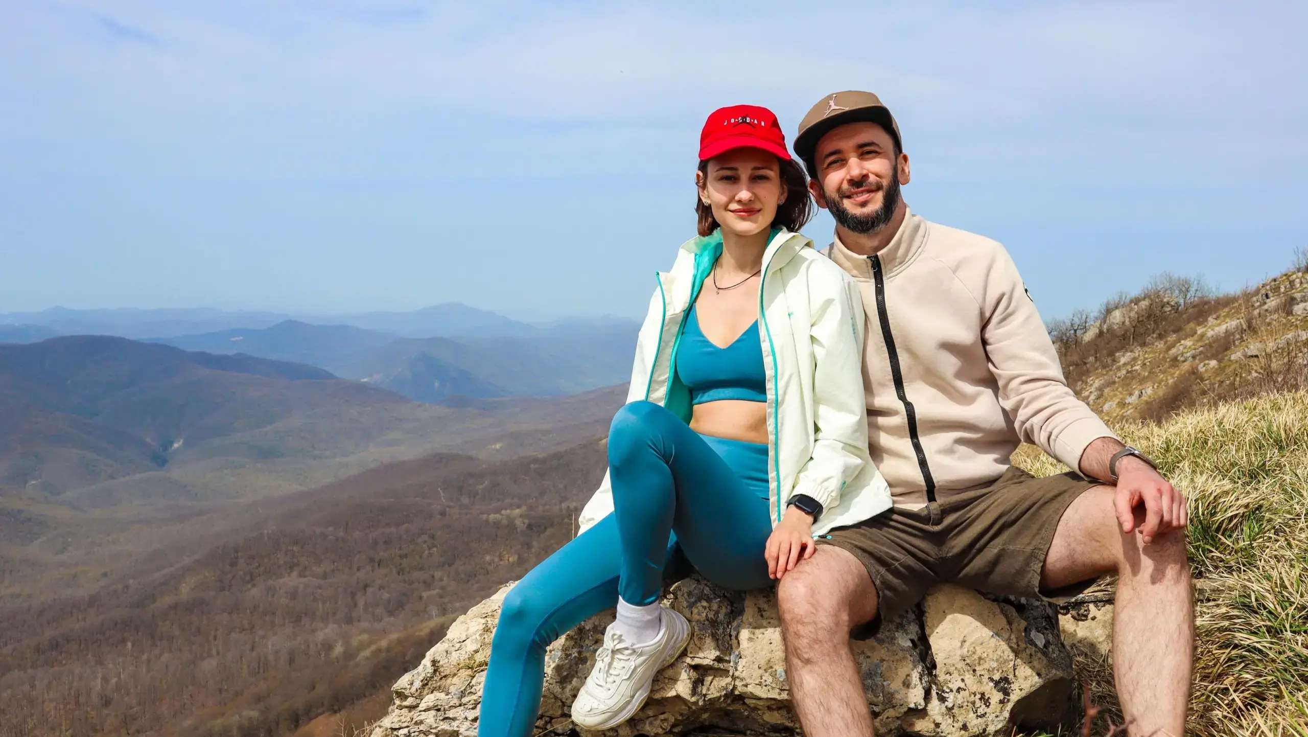 Приносят мышей и всегда возвращаются: пара пять лет путешествует по стране на машине с тремя котами