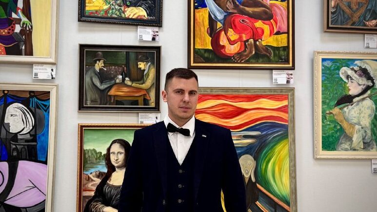 «Люди не могут съездить в Лувр»: бизнесмен выставляет во дворцах культуры вольные копии дорогих…