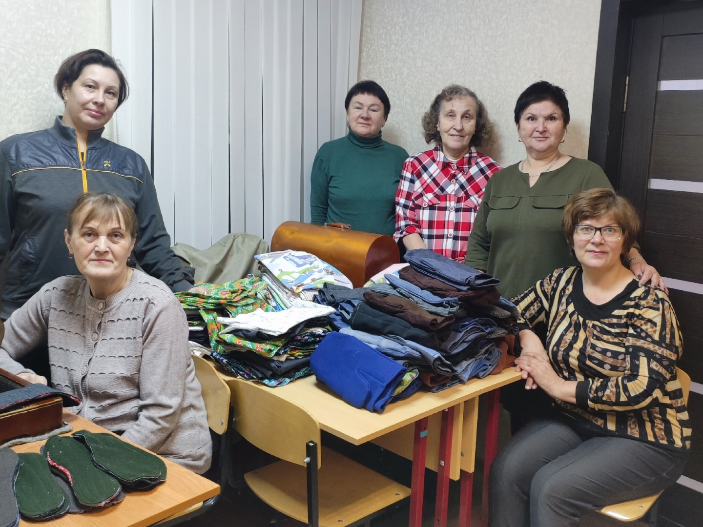 Волонтеры Верхнетоемского округа шьют одежду для бойцов СВО