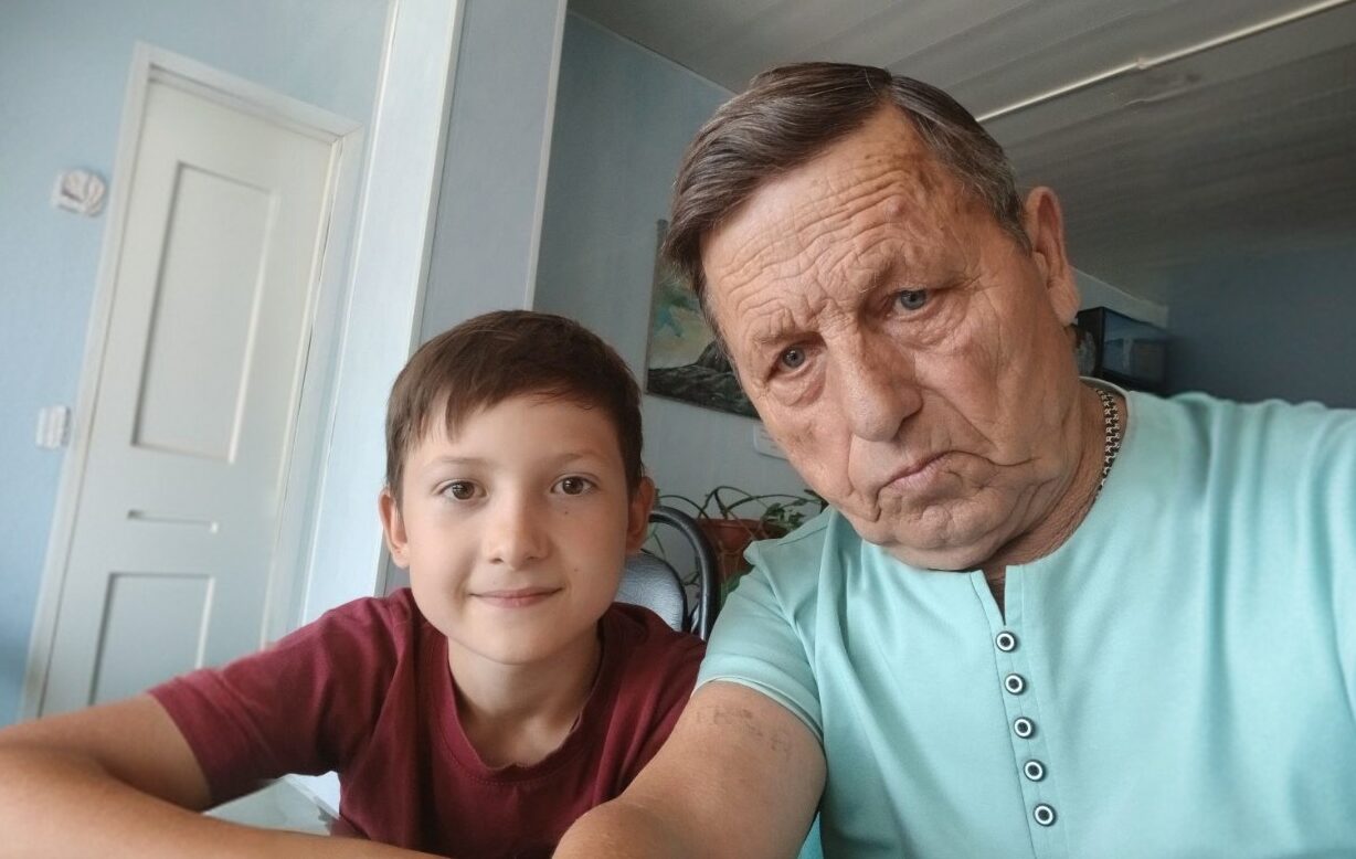 «Внук – мой свет в конце туннеля»: дедушка в одиночку воспитывает внука и вдохновляет россиян…