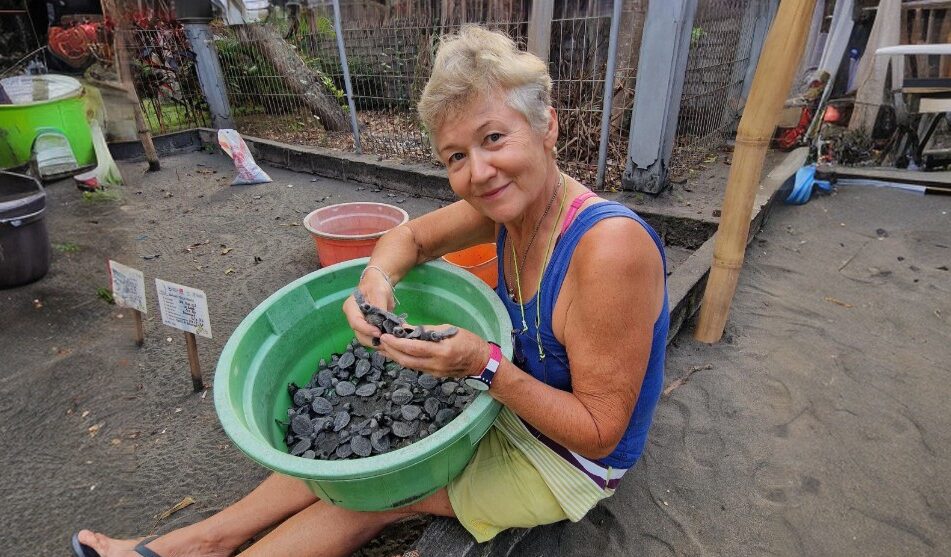 «Подписчики хотят стареть как я»: пенсионерка стала волонтёром, чтобы спасать морских черепах