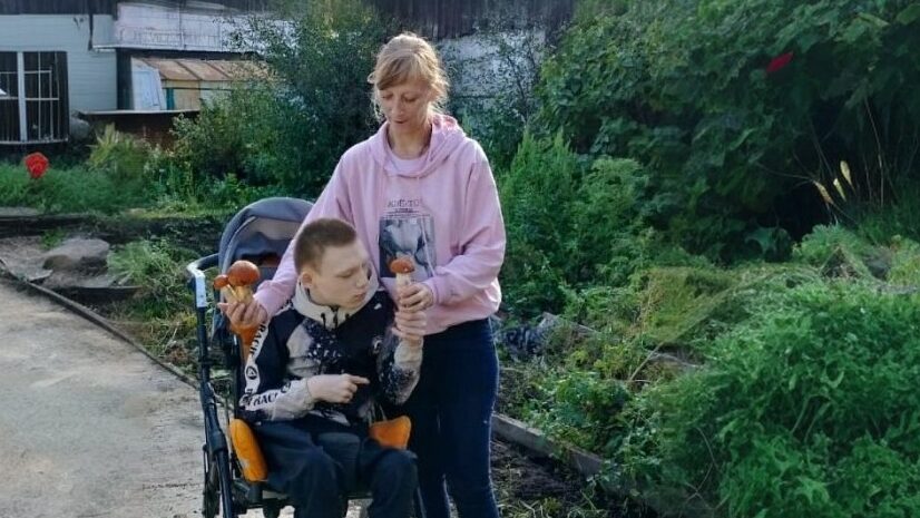 «У меня вообще ничего не было»: мать забрала сына с ДЦП из интерната спустя шесть лет разлуки