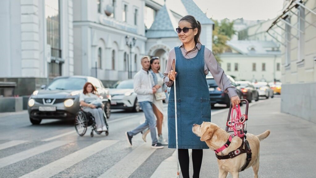 Незрячий человек с собакой-проводником может быть частью модельного сообщества
