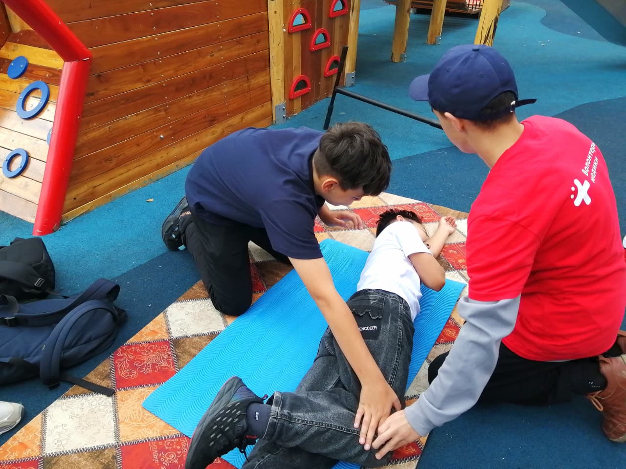 Долинские школьники освоили первую помощь на празднике волонтёров-медиков