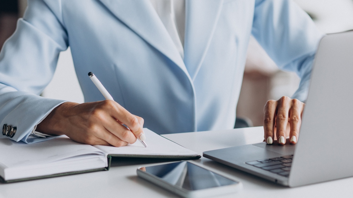 День секретаря-2025: история, идеи подарков и поздравления