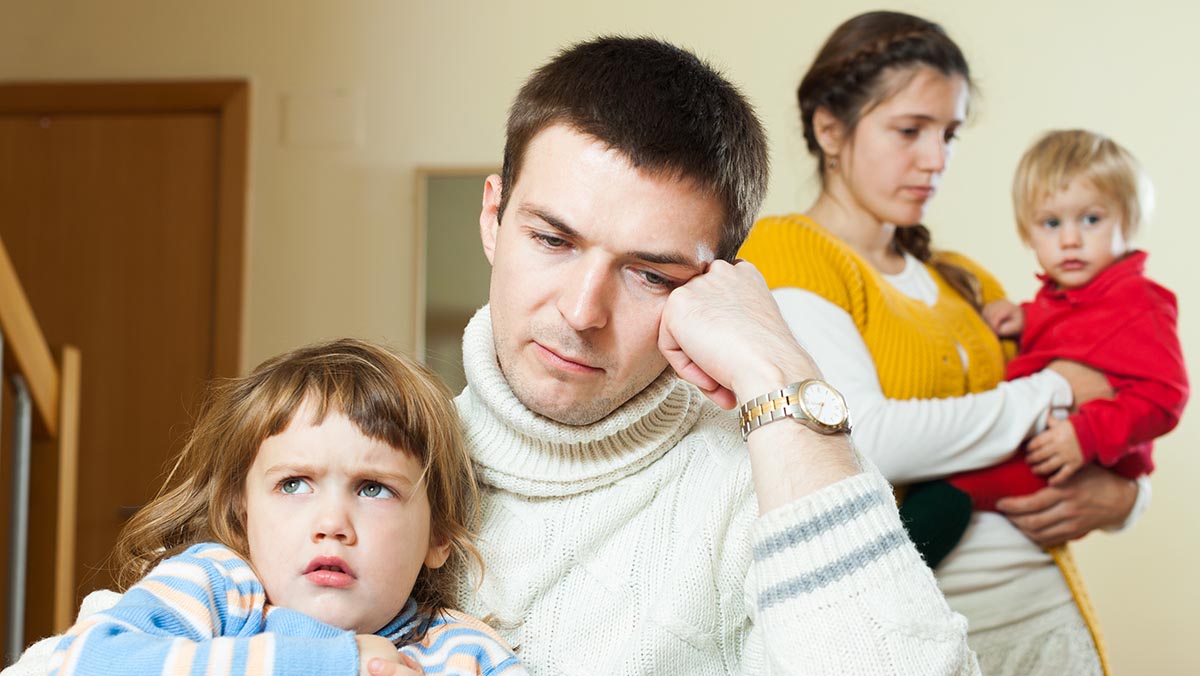 Старший ребенок ревнует к младшему – что делать? 14 проверенных советов психологов