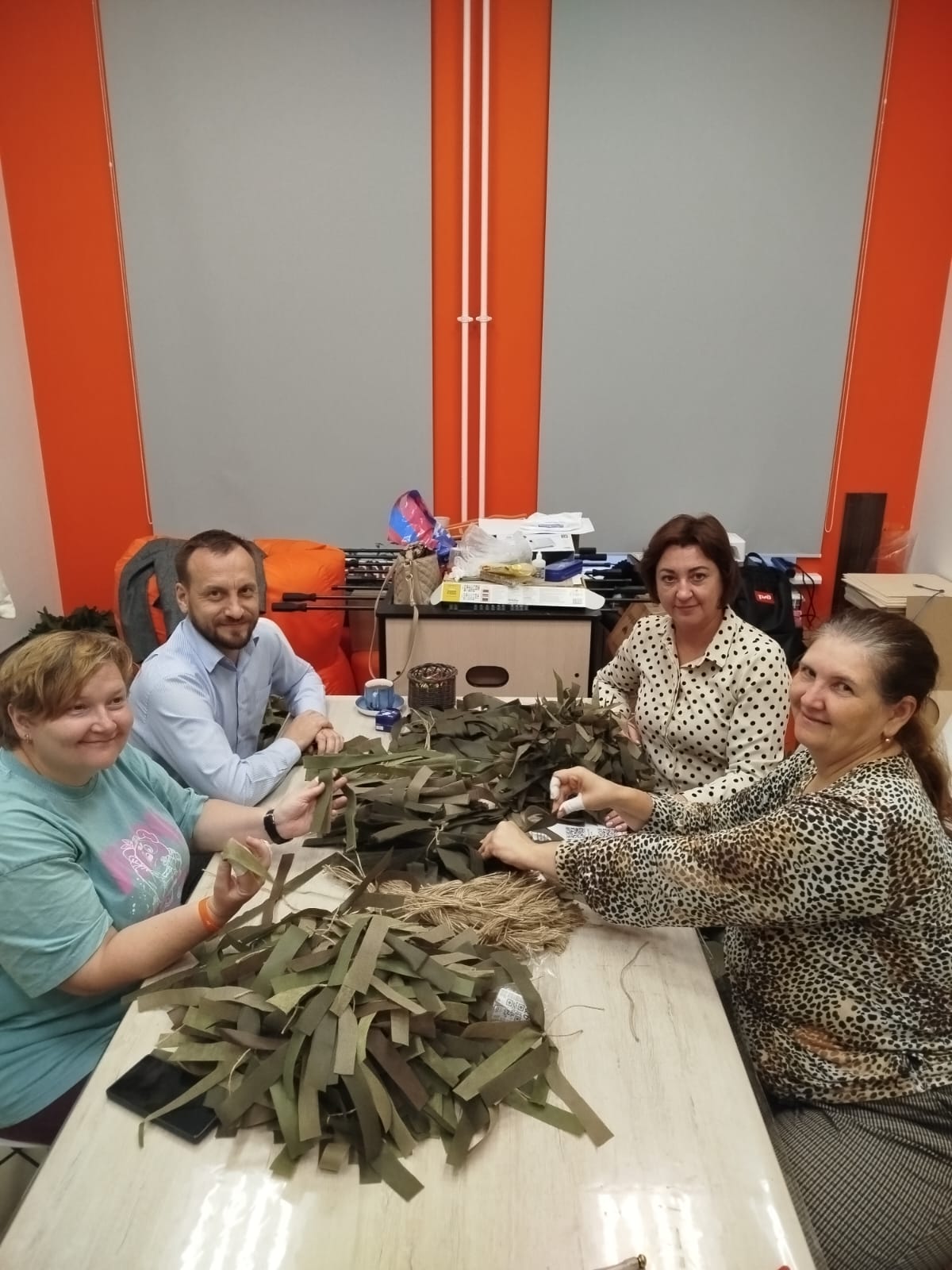 Активные волонтеры Новосибирска освоили искусство маскировки