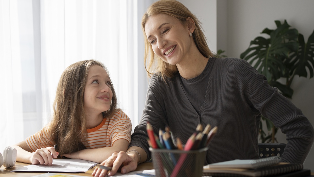 День воспитателя-2025: история, идеи подарков, поздравления