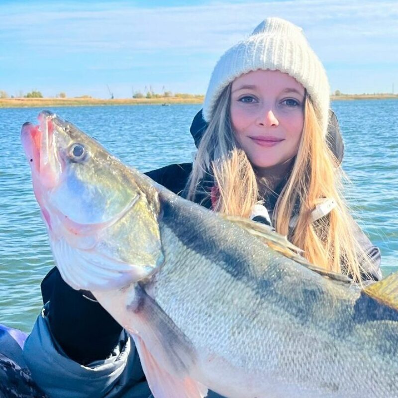 «Смотрели мои видео и смеялись за спиной»: рыбалка превратила девушку в популярного блогера