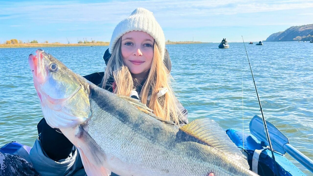 «Смотрели мои видео и смеялись за спиной»: рыбалка превратила девушку в популярного блогера