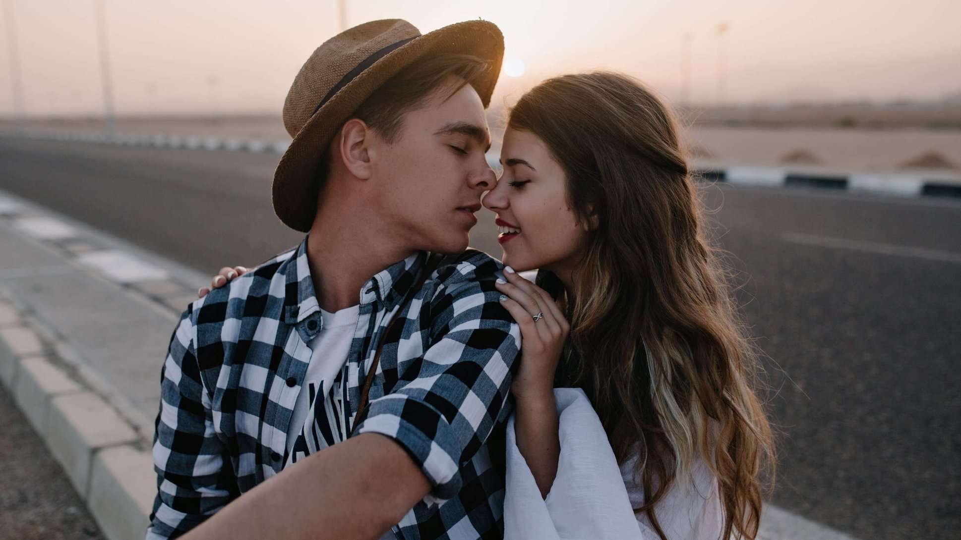 Россиян предупредили о штрафах за поцелуи на проезжей части