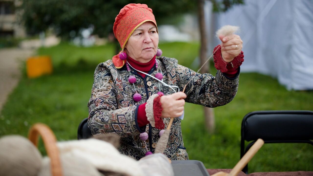 «Это напоминает людям о бабушках»: мастерица прядёт на публике и рассказывает о старинном ремесле