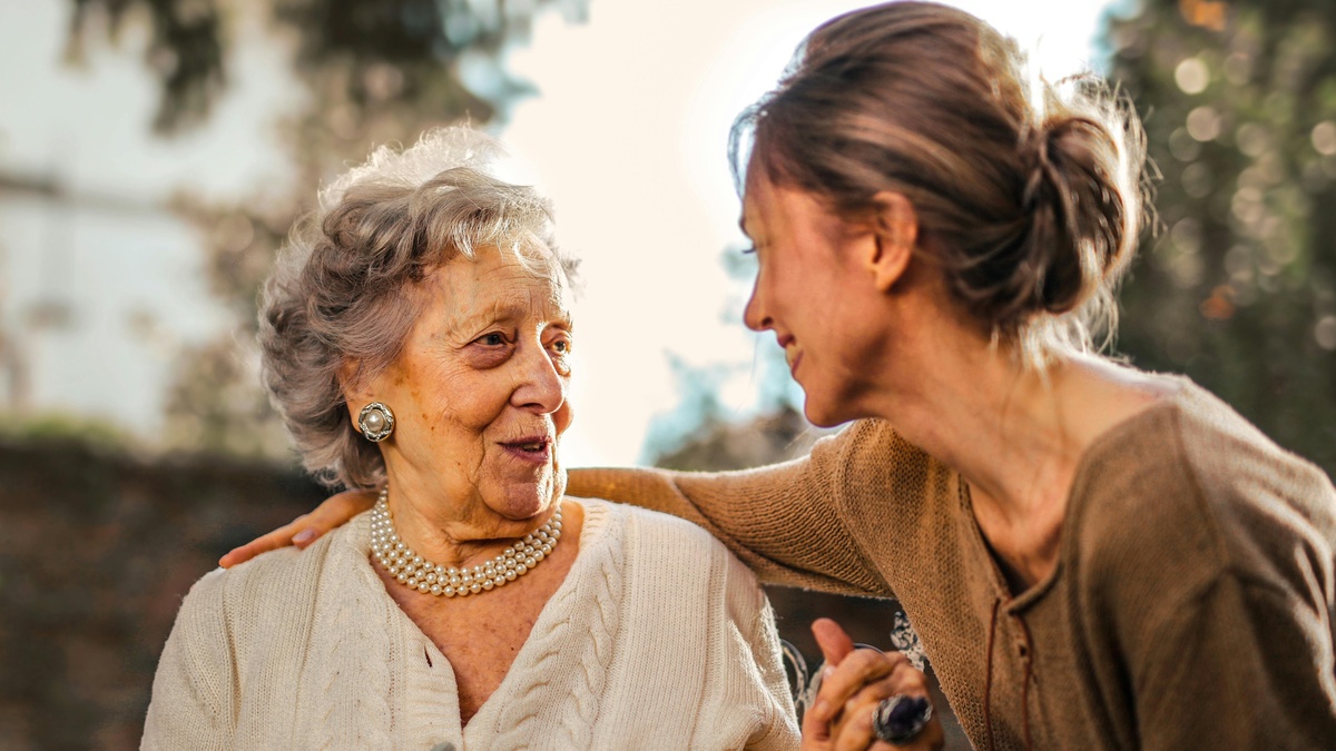 День пожилого человека-2025: идеи подарков и поздравления