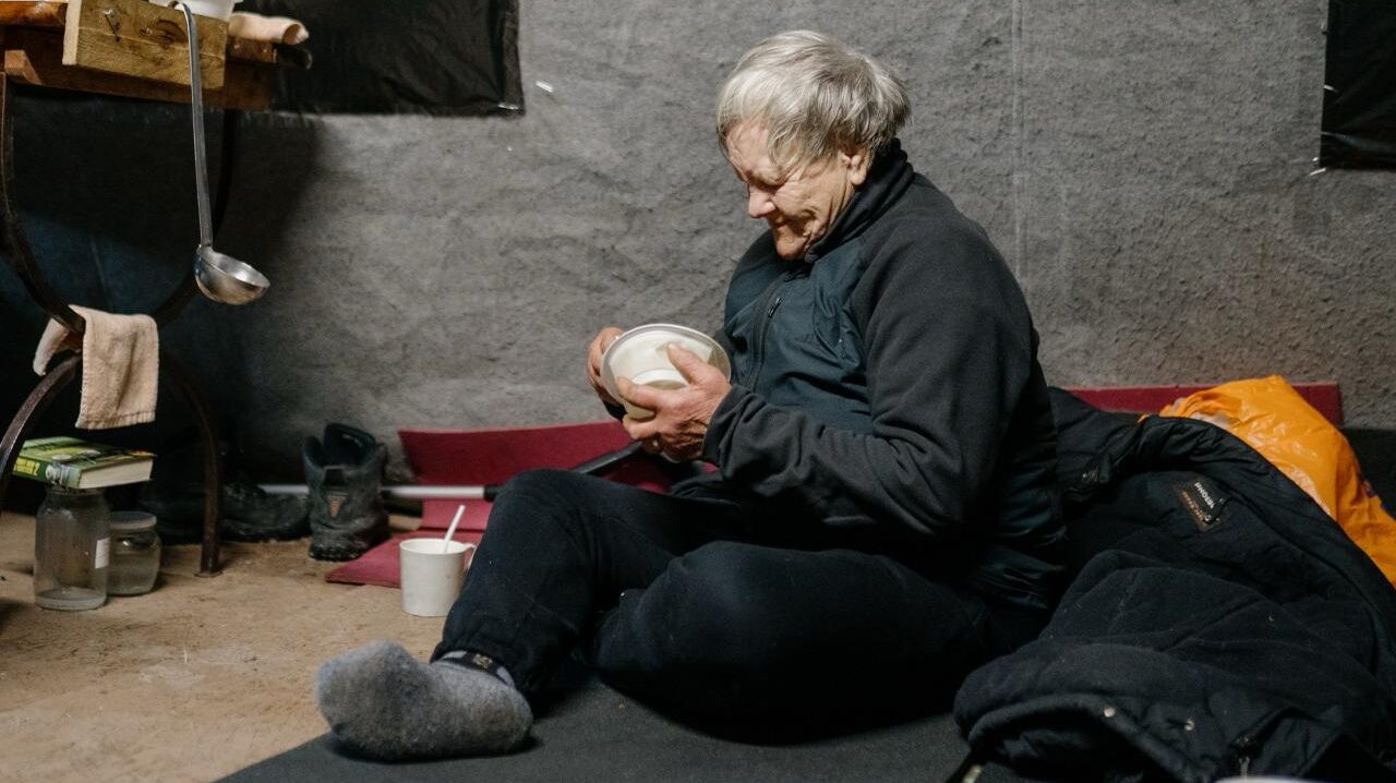 Помощь бездомным людям: как поддержать их правильно?