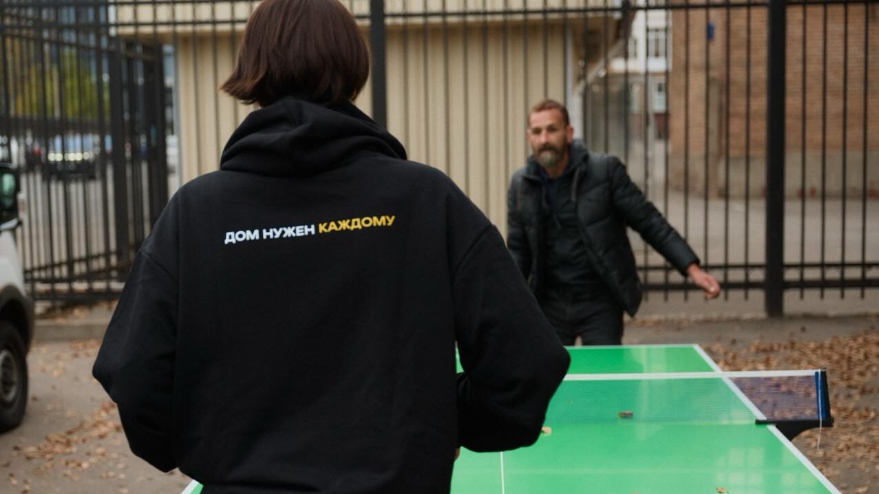 Тёплая еда важнее денег: как помочь бездомным людям?