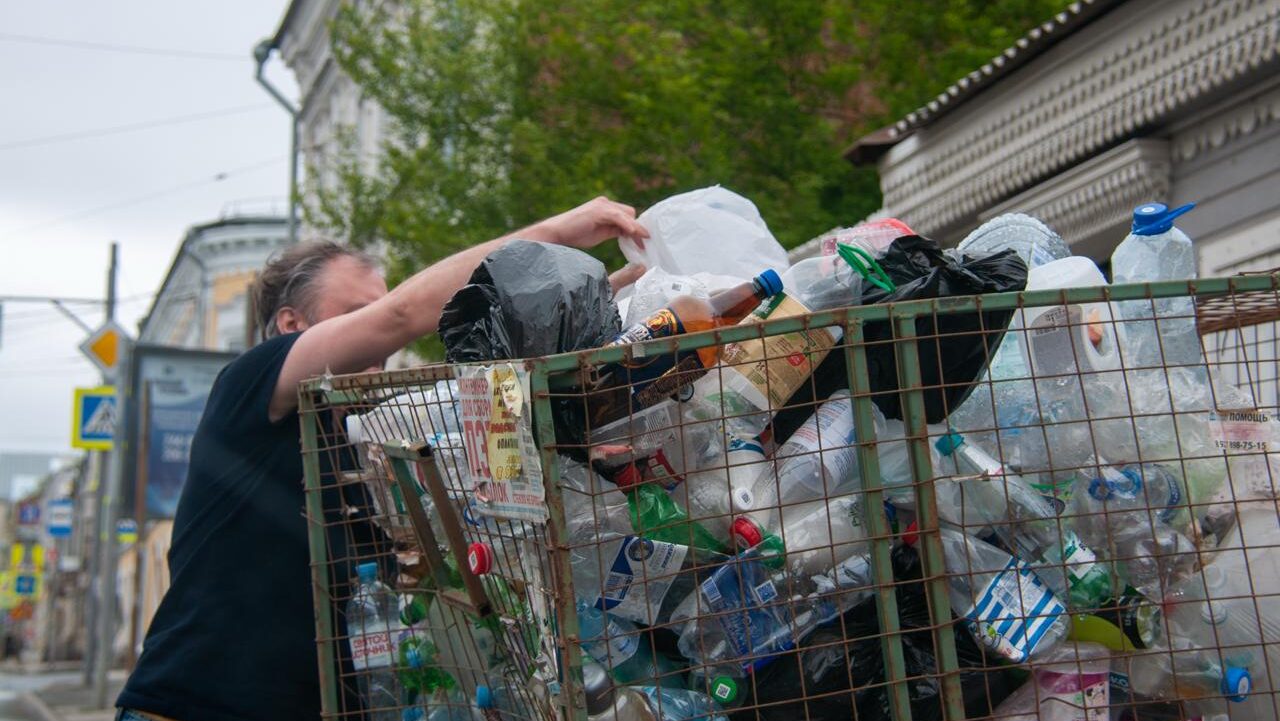 Бросаешь мусор мимо – за решётку: что грозит за создание свалки у дома?