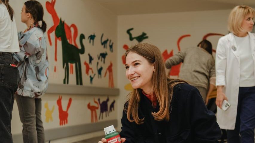 Художник Гарри Зух и дети раскрасили больницу в Подольске