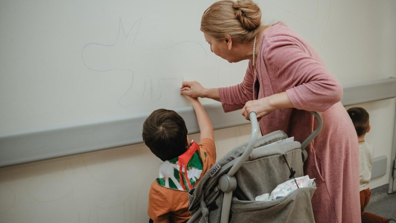 Художник Гарри Зух и дети раскрасили больницу в Подольске