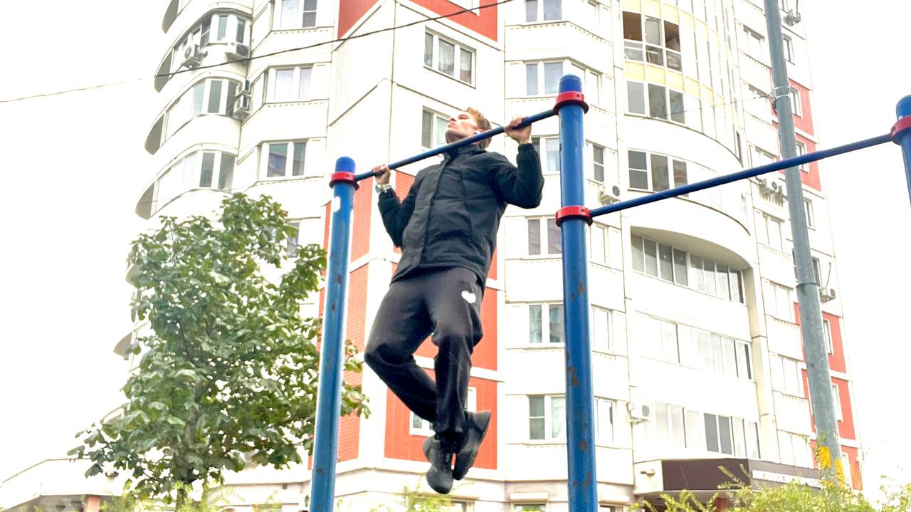 Подтягивания на уличных тренажерах