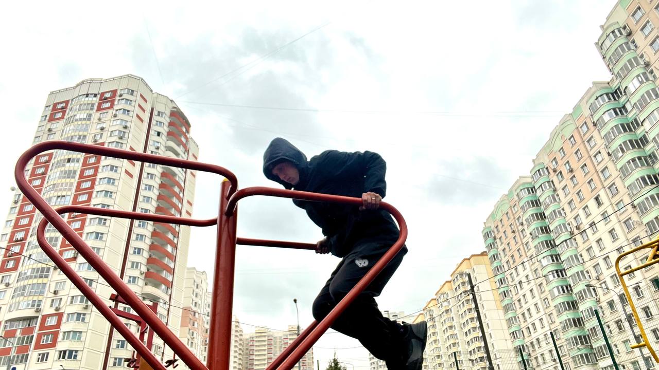 Уличные тренировки брусья