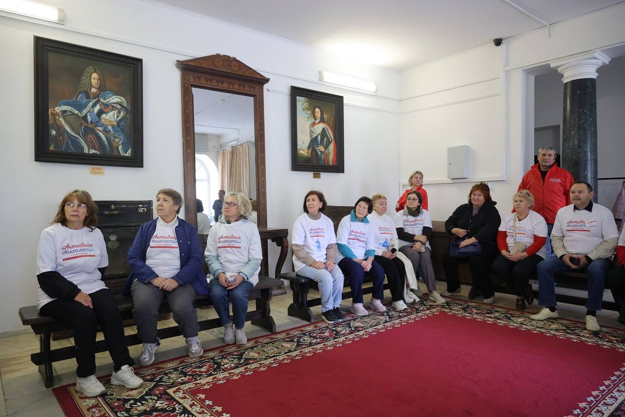 Художественный мастер-класс провели для участниц «Активного долголетия» в усадьбе Горенки…