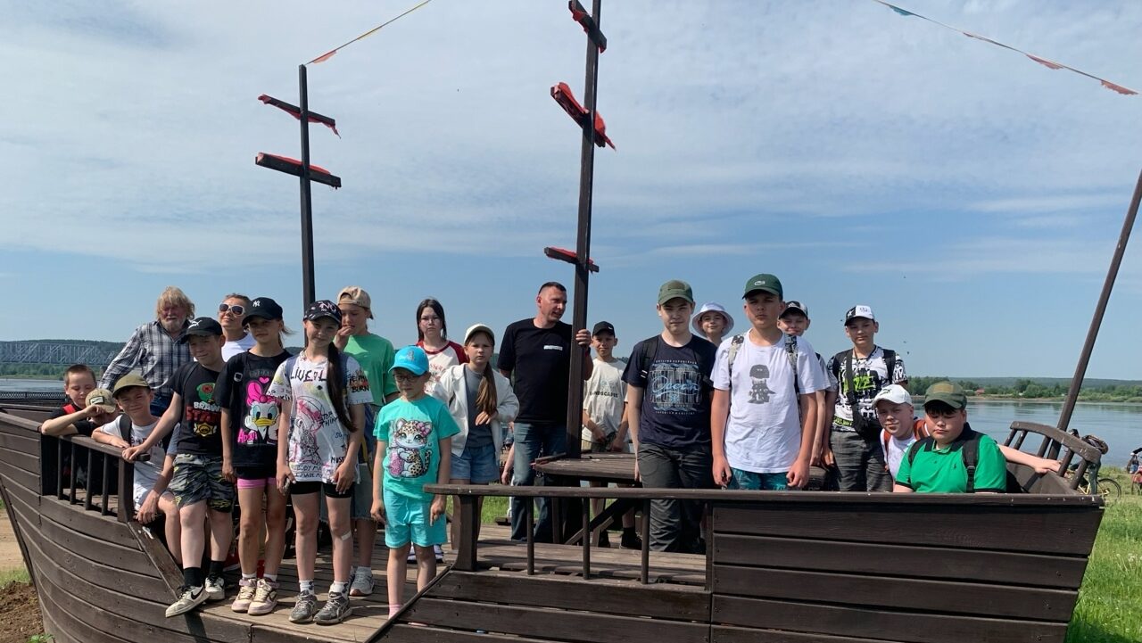 Утерянные воспоминания: пенсионеры провели детей дорогой героев