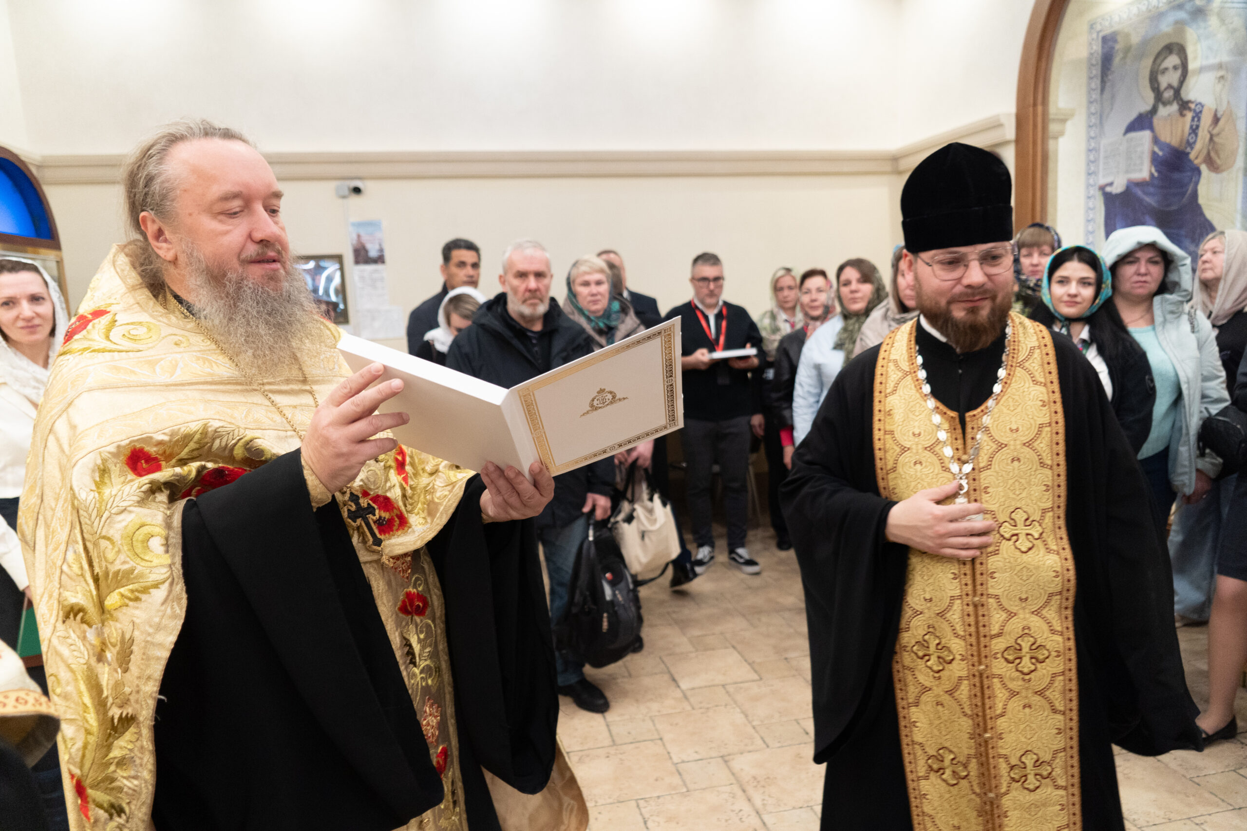 Ковчег с мощами святителя Тихона