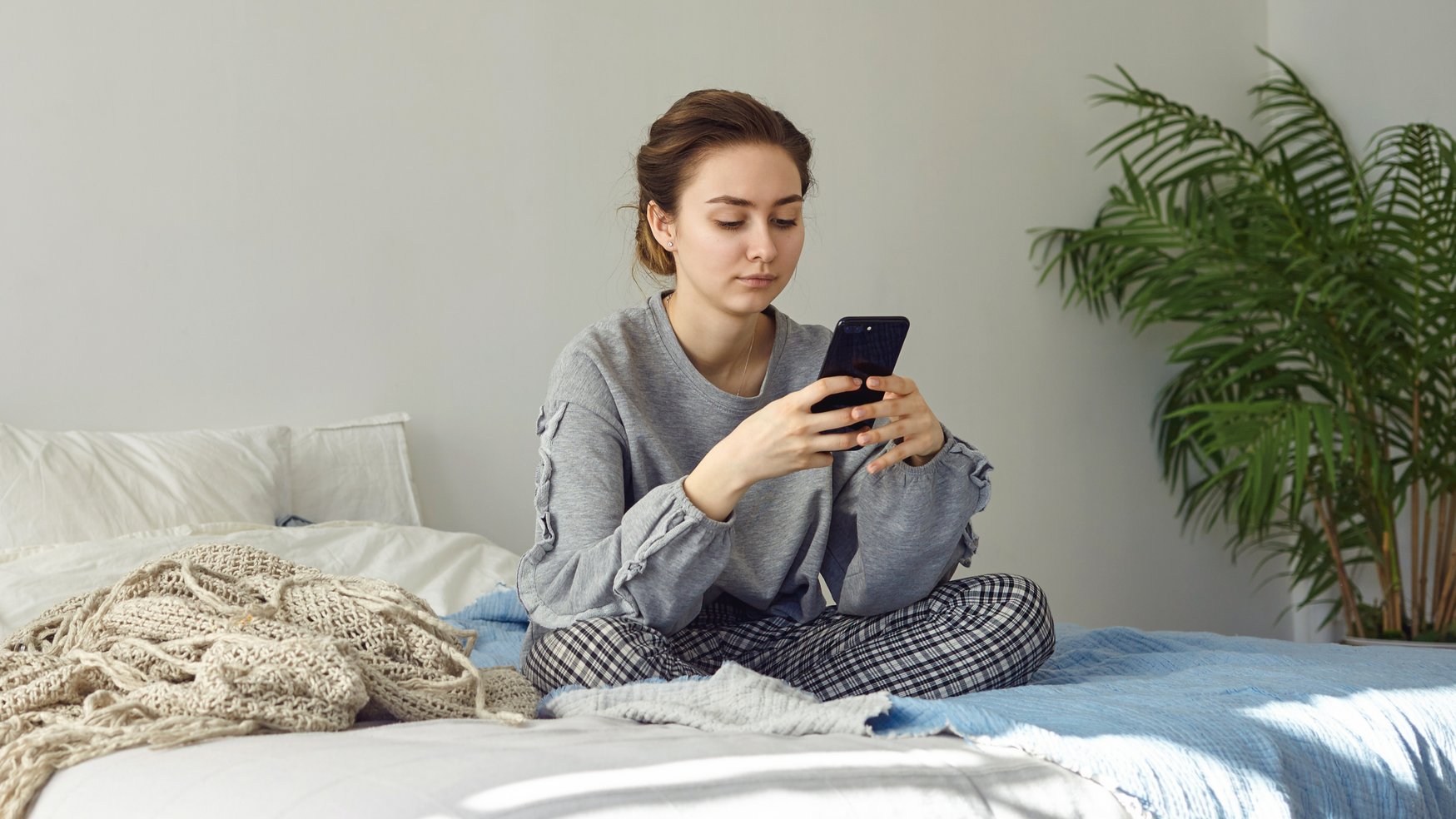 Как использование телефона с утра крадёт у мозга ясность и концентрацию – мнение нейробиолога