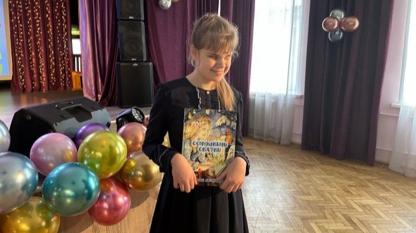 «Я вижу мир кончиками пальцев»: незрячая девочка пишет книги и изучает цифровые технологии