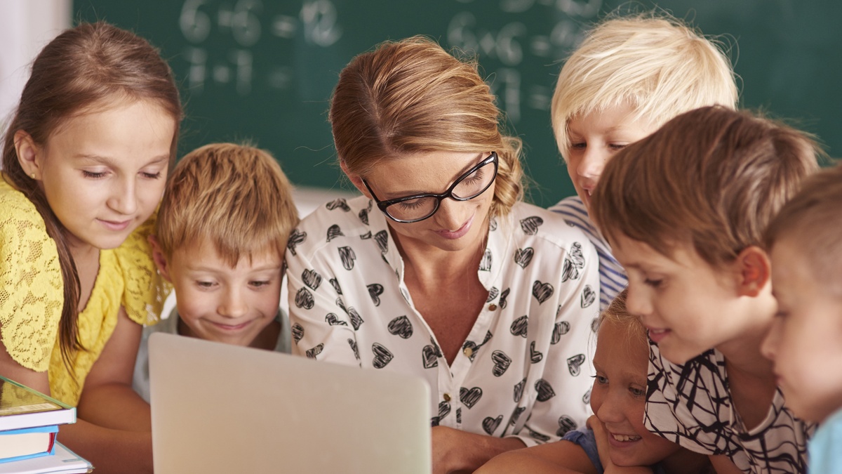 День воспитателя-2025: история, идеи подарков, поздравления