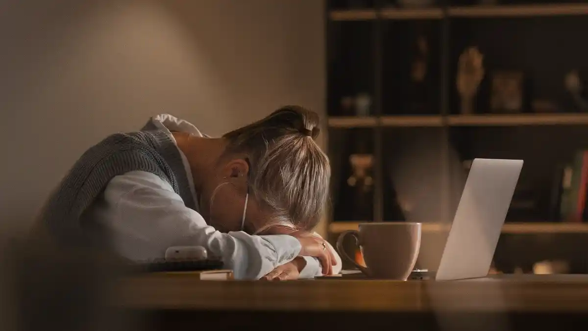 Молодые люди чаще склонны к прокрастинации, чем представители старших возрастных групп. Фото: Freepik