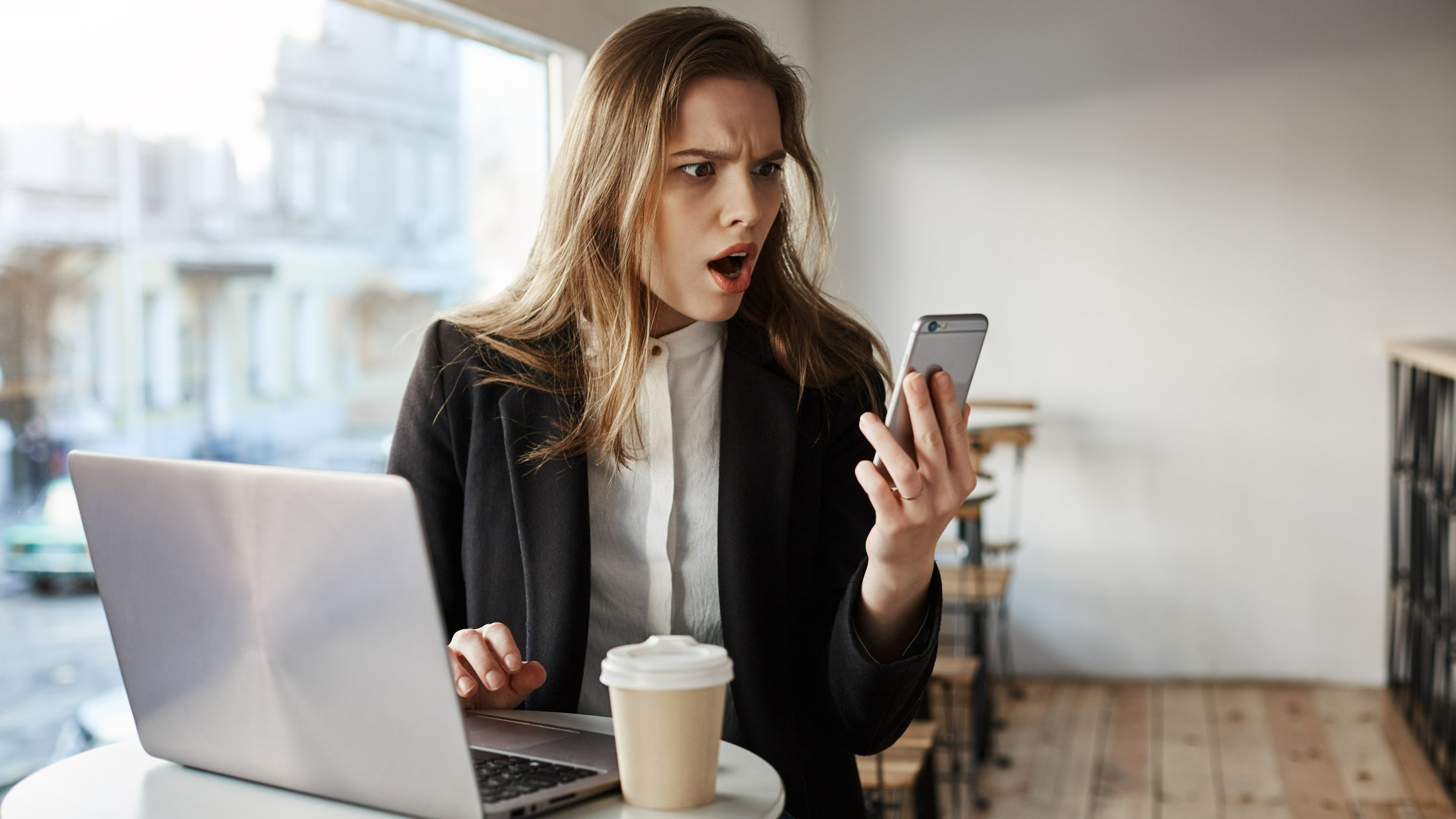 Фокус сместился на женщин: когда чаще всего звонят мошенники и каких жертв выбирают